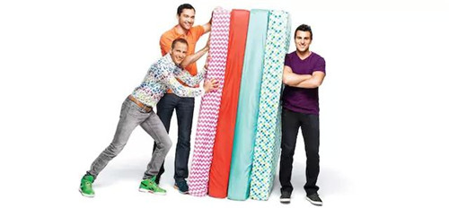 Airbnb 公司的三位創(chuàng)始人，以及他們最早的 Airbed