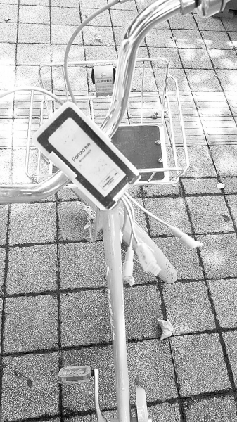 車把中間有手機(jī)充電支架，下方連接著3根充電線。