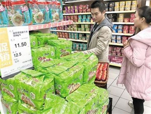 市民在超市內(nèi)購(gòu)買方便面。