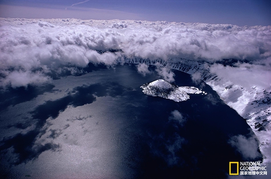 火山口湖國(guó)家公園，俄勒岡州攝影：Sam Abell，國(guó)家地理創(chuàng)意版