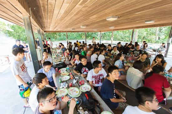 2013年，艾奧瓦州立大學(xué)中國(guó)學(xué)生組織為歡迎新生舉辦燒烤聚餐。