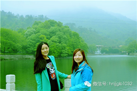 奧斯卡汽車(chē)影城的美女和這個(gè)風(fēng)景融入的真好啊，有木有？！