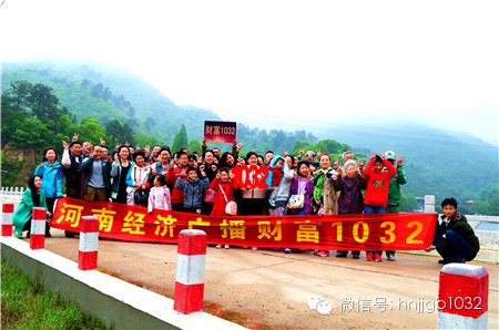 這么美的地方，我們合影留念，看大家多開(kāi)心！