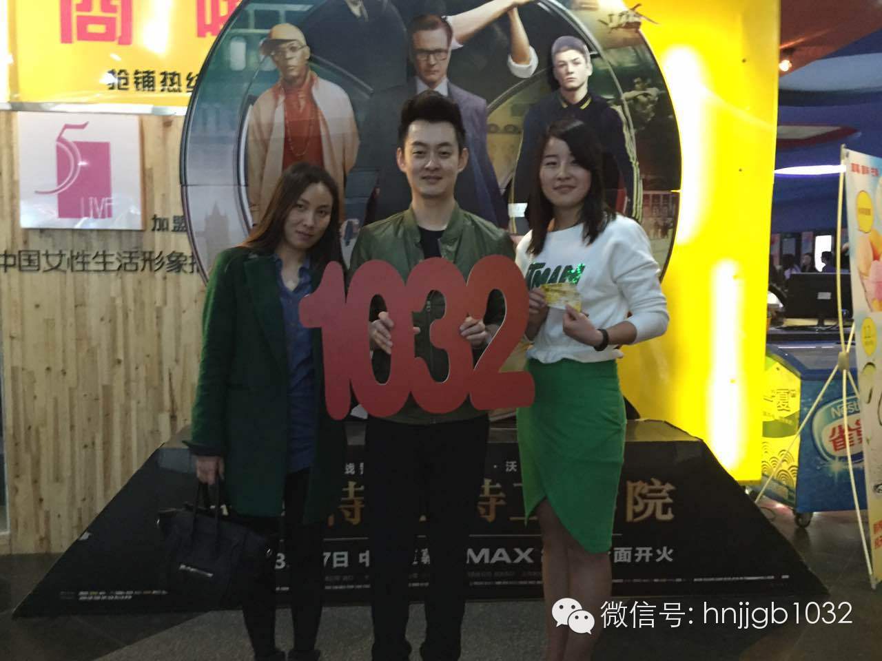 傳說中的Johnny終于現(xiàn)身啦！還是美女魅力大哦。帥哥美女好養(yǎng)眼，小編忍不住要多看幾眼呢。