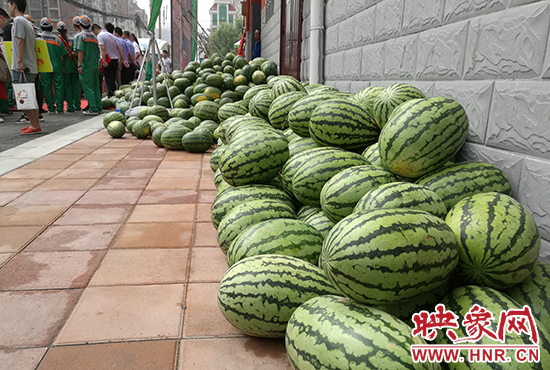 經(jīng)濟廣播工作人員和愛心企業(yè)給正在忙碌的環(huán)衛(wèi)工人、交警等送去一萬六千多斤西瓜和近百提礦泉水。