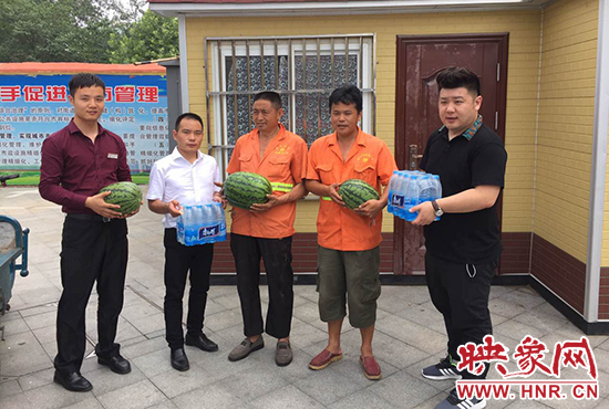 經(jīng)濟廣播工作人員和愛心企業(yè)給正在忙碌的環(huán)衛(wèi)工人、交警和協(xié)警等送去了一萬六千多斤西瓜和近百提礦泉水。