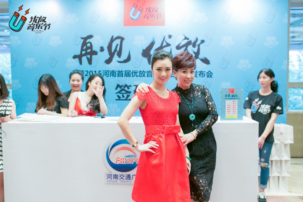 貼心的南方姐姐和美女主播小佩，海洋是不是每天都要流口水呀！