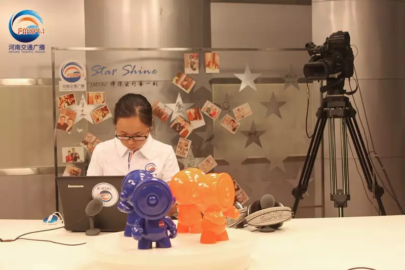 還是抽獎的姑娘比較認真！為保證抽獎的公平公正，映象網(wǎng)進行了全程視頻直播。