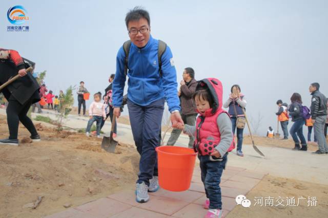 爸比爸比，你會(huì)種小樹(shù)嗎？我來(lái)教你吧~