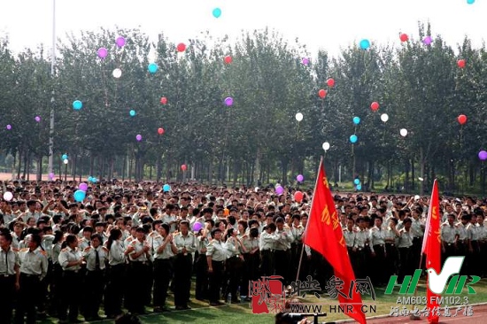 鄭大新生放飛代表夢(mèng)想，感恩的氣球