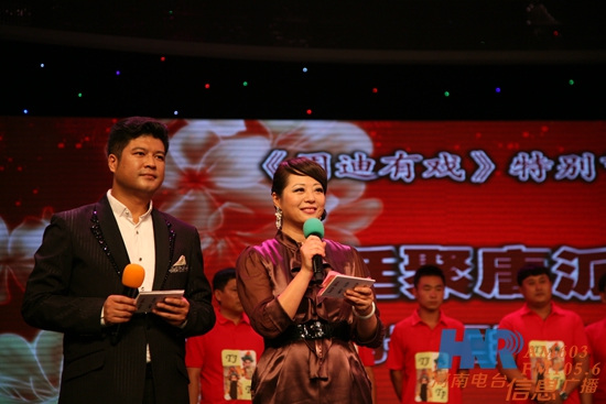《周迪有戲》主持人周迪、鄭州電視臺(tái)文體頻道主持人劉冰（左）