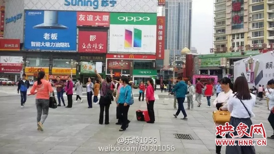 他們從四面八方匯集到二七塔下，由行走路人一下變成了一支舞蹈隊(duì)，跳起了節(jié)奏歡快、時尚動感的舞蹈。
