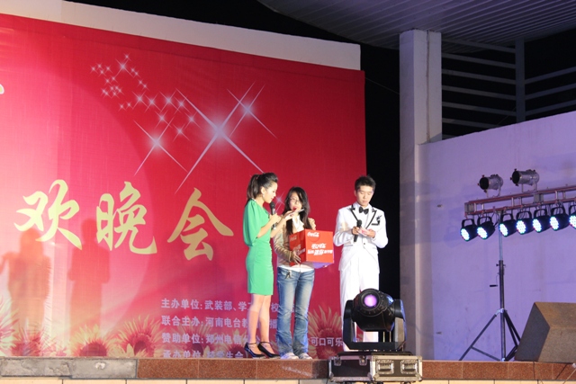 教育廣播女主播葉子現(xiàn)身晚會(huì)，全場(chǎng)沸騰