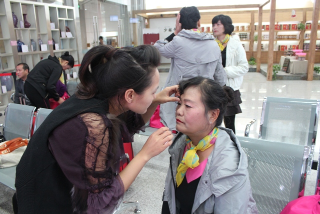 活動開始前，教育廣播女主播幫參與活動演出的老人化妝