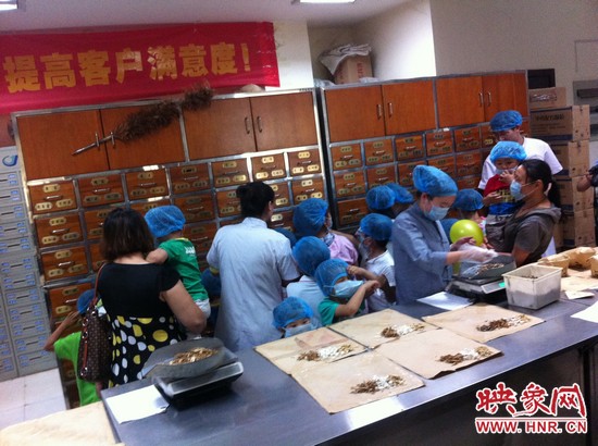 　　接下來(lái)，要進(jìn)入到有中醫(yī)“博物館”之稱的中藥房去探秘啦！藥房那些小抽屜里面裝的是什么？孩子們很好奇