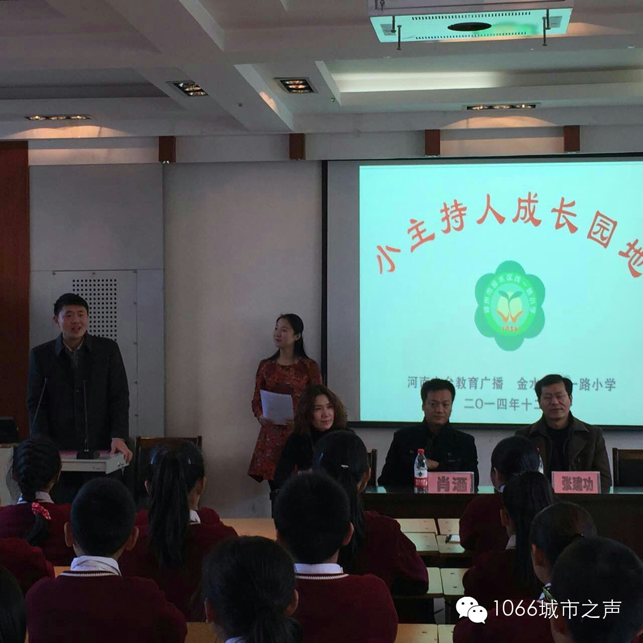 雙方領(lǐng)導(dǎo)講話，同學(xué)們聽得都好認(rèn)真啊！