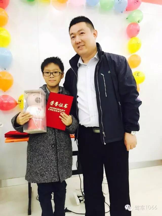 我是小小銀行家，來跟行長合個影哦