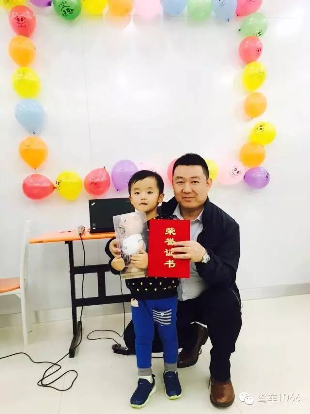 我是小小銀行家，來跟行長合個影哦