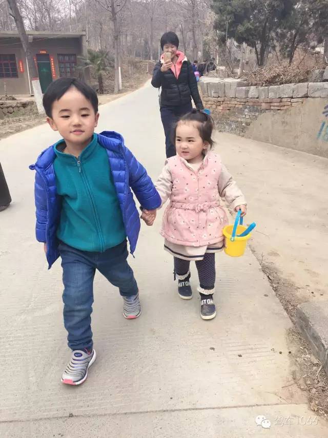 哥哥帶著妹妹跑著去植樹！