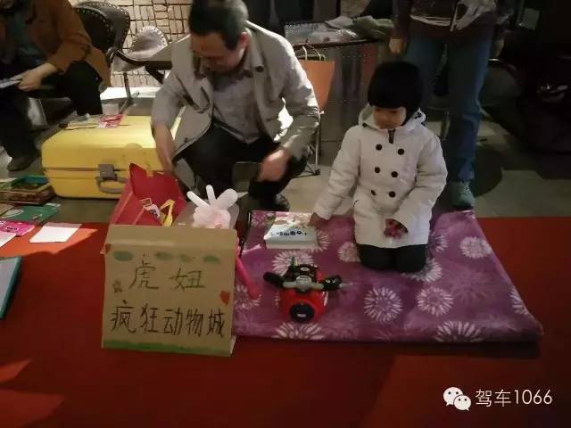 這位小老板的攤位擺的有模有樣的，不過(guò)旁邊這位酷爸怎么這么眼熟？