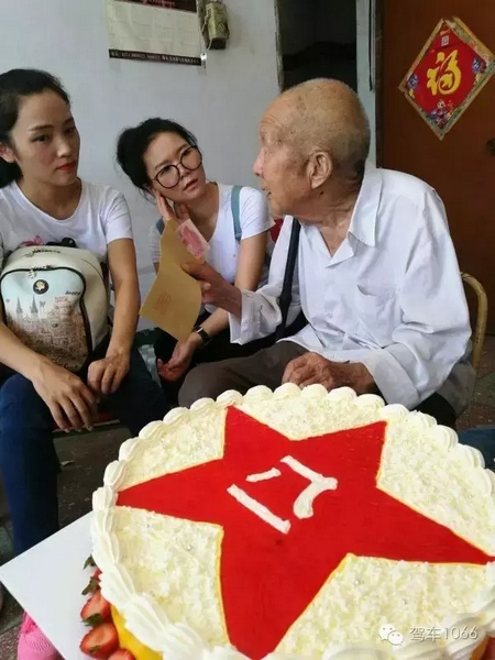 二姐們認(rèn)真聽老兵講抗戰(zhàn)的故事，老人年事已高，記憶都是轟炸！轟炸！轟炸！