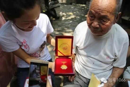 老兵聽不到我們?cè)谡f什么，今年98了。
