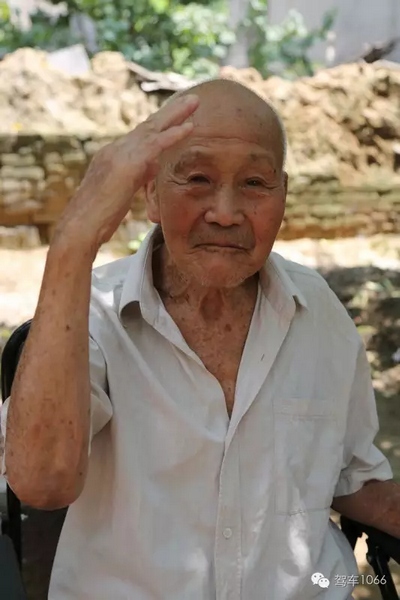 老兵身子骨不行了，九十多歲了……也許軍禮不那么標(biāo)準(zhǔn)了，但是這一幕還是感動(dòng)到了我們……