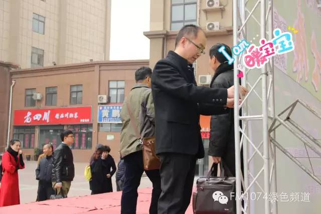 寒江副總監(jiān)親力親為，事無巨細(xì)。偶像真是暖暖惹人愛呢！