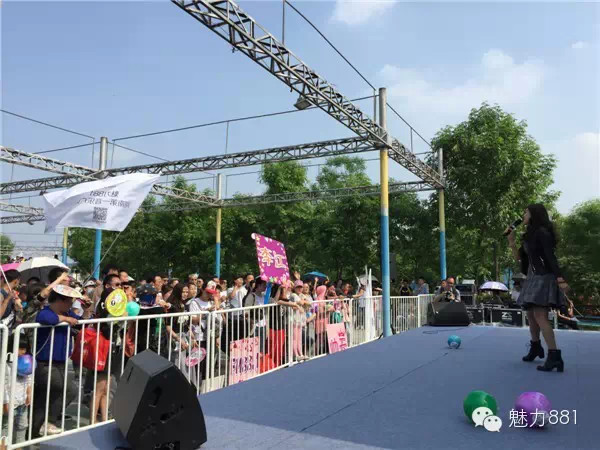 輕輕躍起、優(yōu)美身段，新聞小姐李江