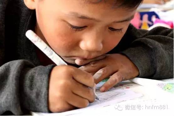 小手黑黑的，像是很少洗