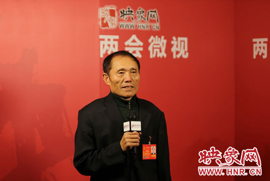 3月4日，全國人大代表、濮陽縣西辛莊村支部書記李連成在映象網(wǎng)全國兩會(huì)北京演播室做客《兩會(huì)微視》訪談。