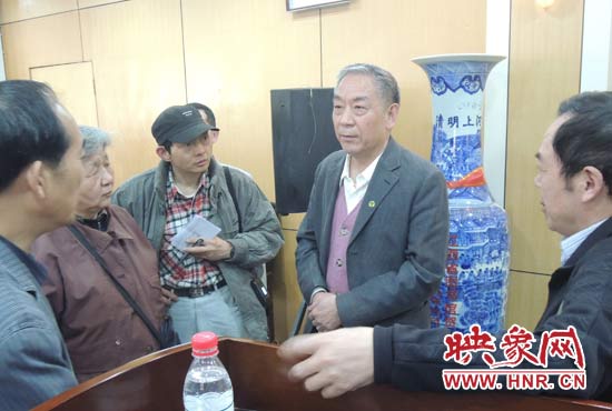 講座結束后，聽眾向戚建莊提問。