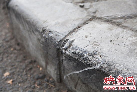 車道邊上的臺(tái)階，滿是電動(dòng)車摔下碰撞的痕跡