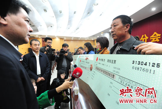 最高人民法院執(zhí)行局局長劉貴祥、河南省高級人民法院院長張立勇親手為申請執(zhí)行人員發(fā)放執(zhí)行款