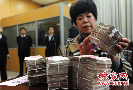 當(dāng)天共發(fā)放執(zhí)行款4110萬元。其中，支票4018萬元，現(xiàn)金92萬元。