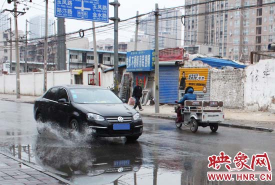 機動車路過，濺起一米多高的水花