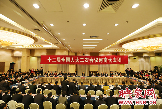 3月5日下午，第十二屆全國(guó)人代會(huì)河南代表團(tuán)召開全體會(huì)議，議論政府工作報(bào)告。