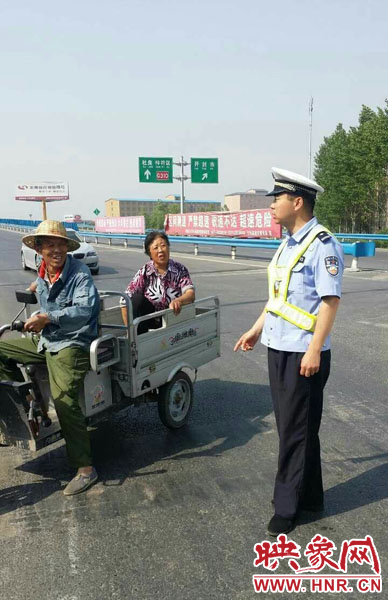 為抄近道走親戚，開封老漢騎電動三輪車上高速。