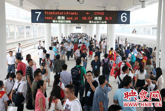 自6月25日鄭焦城際鐵路開通以來(lái)，客流量遠(yuǎn)遠(yuǎn)超出預(yù)期。