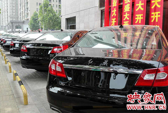 路邊一棟樓上懸掛著二三十條紅色條幅，全部是祝賀一家公司開業(yè)的。