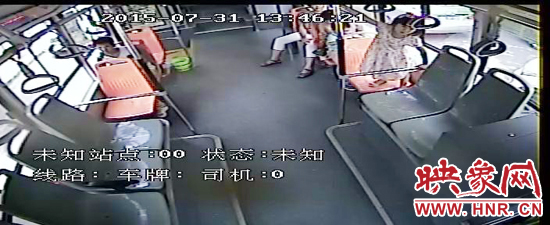 家長(zhǎng)放任小孩在車廂內(nèi)玩耍，甚至站到座椅上。