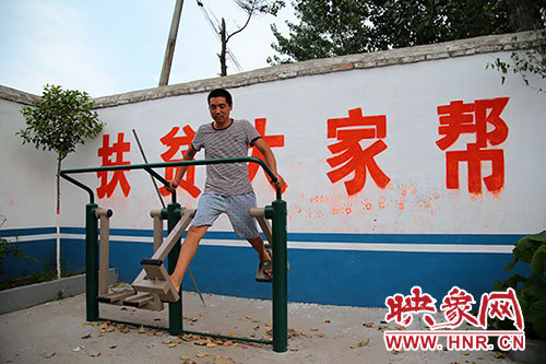 張國敬堅持在村中的文化廣場上做著恢復性鍛煉。
