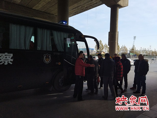 警方調來車輛，將超載人員轉運走