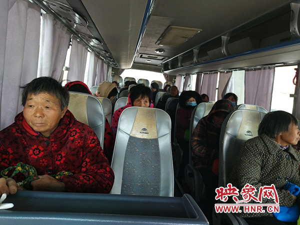 警方調來車輛，將超載人員轉運走