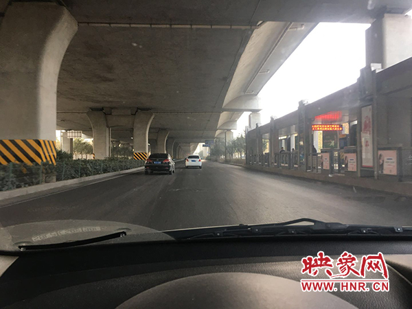 限行首日，三環(huán)橋上橋下，車輛不多，交通狀況良好。