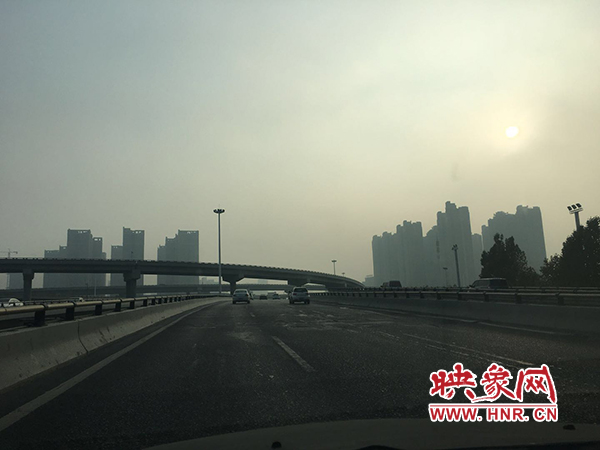限行首日，三環(huán)橋上橋下，車輛不多，交通狀況良好。