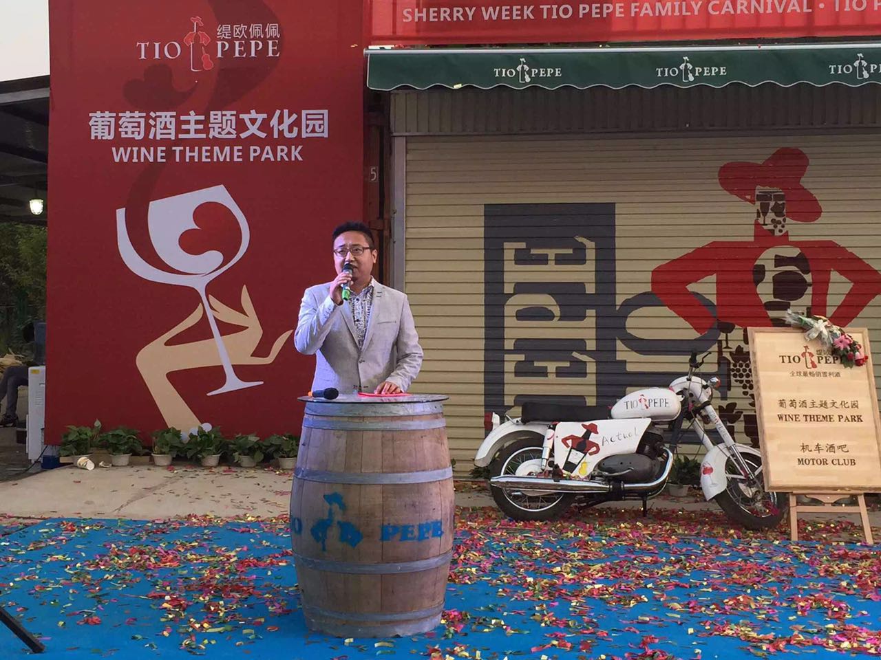 我們的巖歐巴出場(chǎng)嘍！真的是迷倒臺(tái)下一片！