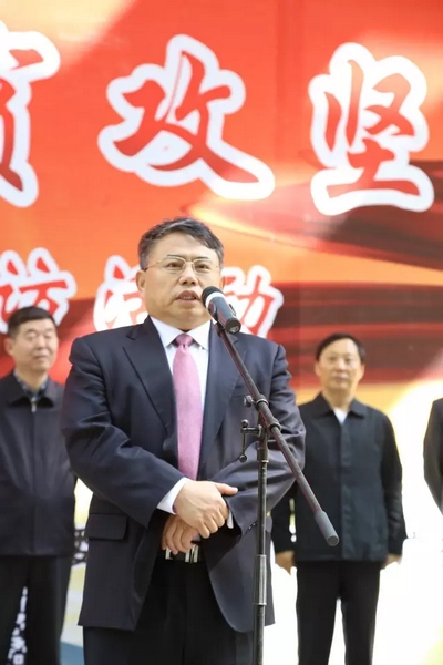 省委宣傳部副部長、省新聞出版廣電局局長朱夏炎宣布《打贏脫貧攻堅戰(zhàn)》大型采訪活動正式啟動。