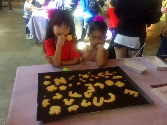 烤制好的餅干，發(fā)揮想象力，畫上美麗的圖案
