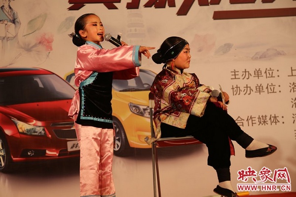 兩個小演員的表演活潑，惹得觀眾連連叫好。